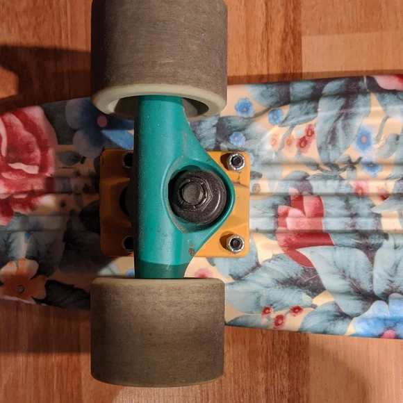 Globe Bantam Penny Board With Retro Graphic: Grandma's Couch - Picture 6 of 12